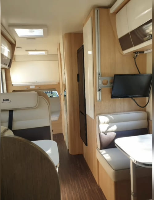 autocaravana-7-places-castellar-del-valles-menjador