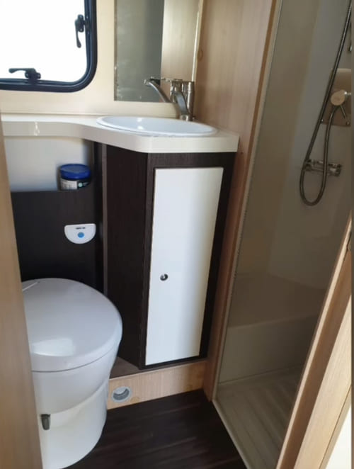 autocaravana-7-places-castellar-del-valles-lavabo