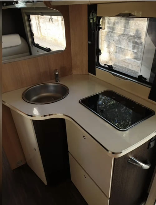 autocaravana-7-places-castellar-del-valles-cuina